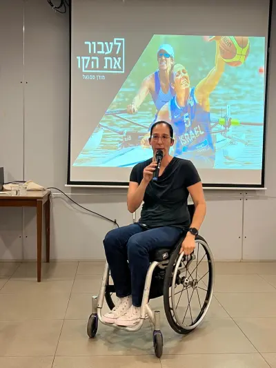 מורן סמואל מקבלת בירה בקי מדנה ויובל